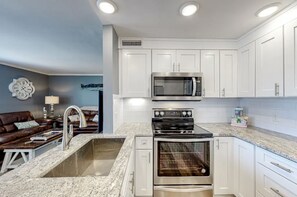 Réfrigérateur, four à micro-ondes, un four, surface de cuisson