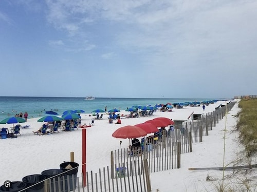 Paradise By The Pool, pet friendly, beach chairs and umbrella services.