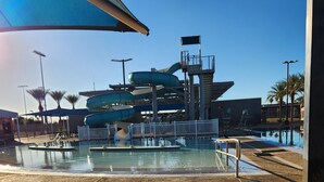 Un parque acuático con múltiples toboganes y una zona de piscina.