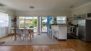 Fridge, microwave, oven, stovetop - Maggie's Seaside Shack (Berrara)