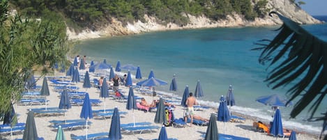 Beach nearby, sun-loungers, beach towels
