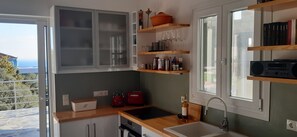 Een koelkast, een oven, een kookplaat, een vaatwasser