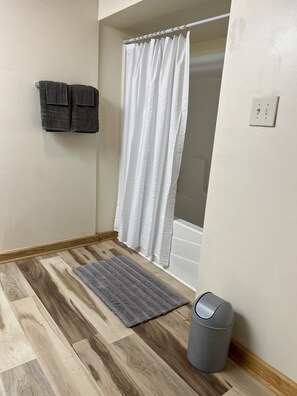 Hair dryer, towels, soap, toilet paper - Peaceful Retreat in the Heart of Nature on Pine Mountain in Warm Springs, Ga. (Warm Springs)