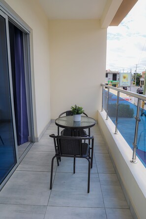 Habitación Deluxe | Zona de estar | Smart TV de 40 pulgadas con canales digitales