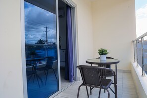 デラックス ルーム | リビング エリア | 40 インチのスマートテレビ (デジタル放送視聴可)