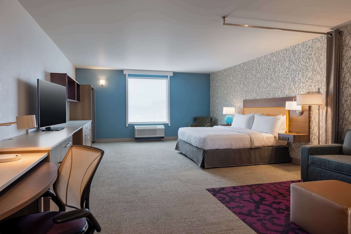 Studiosuite, 1 kingsize-seng, tilgjengelighetstilpasset, badekar (Mobility) | Allergitestet sengetøy, skrivebord og blendingsgardiner