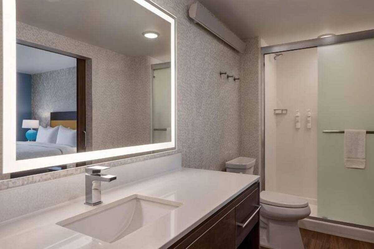 Baño | Secadora de cabello, toallas, jabón, shampoo