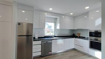 Microwave, oven, dishwasher, coffee/tea maker