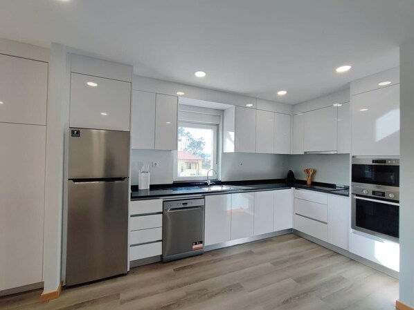 Microwave, oven, dishwasher, coffee/tea maker