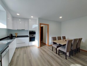Microwave, oven, dishwasher, coffee/tea maker
