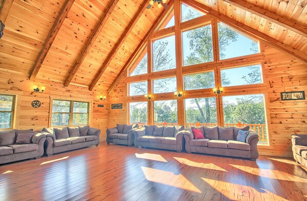 Télévision, cheminée, lecteur de DVD, table de tennis de table