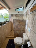 Habitación cuádruple, vistas a la playa | Baño | Ducha, cabezal de ducha tipo lluvia, secador de pelo y toallas