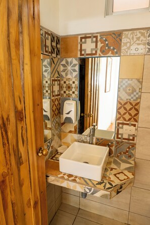 Double Room with Sea View | Badezimmer | Dusche, Regendusche, Haartrockner, Handtücher