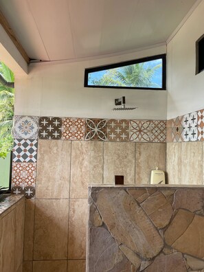 Vierpersoonskamer, uitzicht op strand | Badkamer met douche