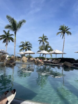 Utomhuspool och uppvärmd pool