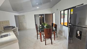Lemari es besar, mesin pencuci piring, dan mesin pembuat kopi/teh