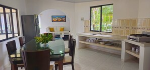 Grand réfrigérateur, lave-vaisselle, cafetiÚre/bouilloire, blender