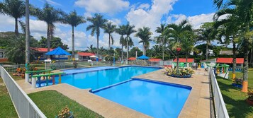 Una piscina al aire libre