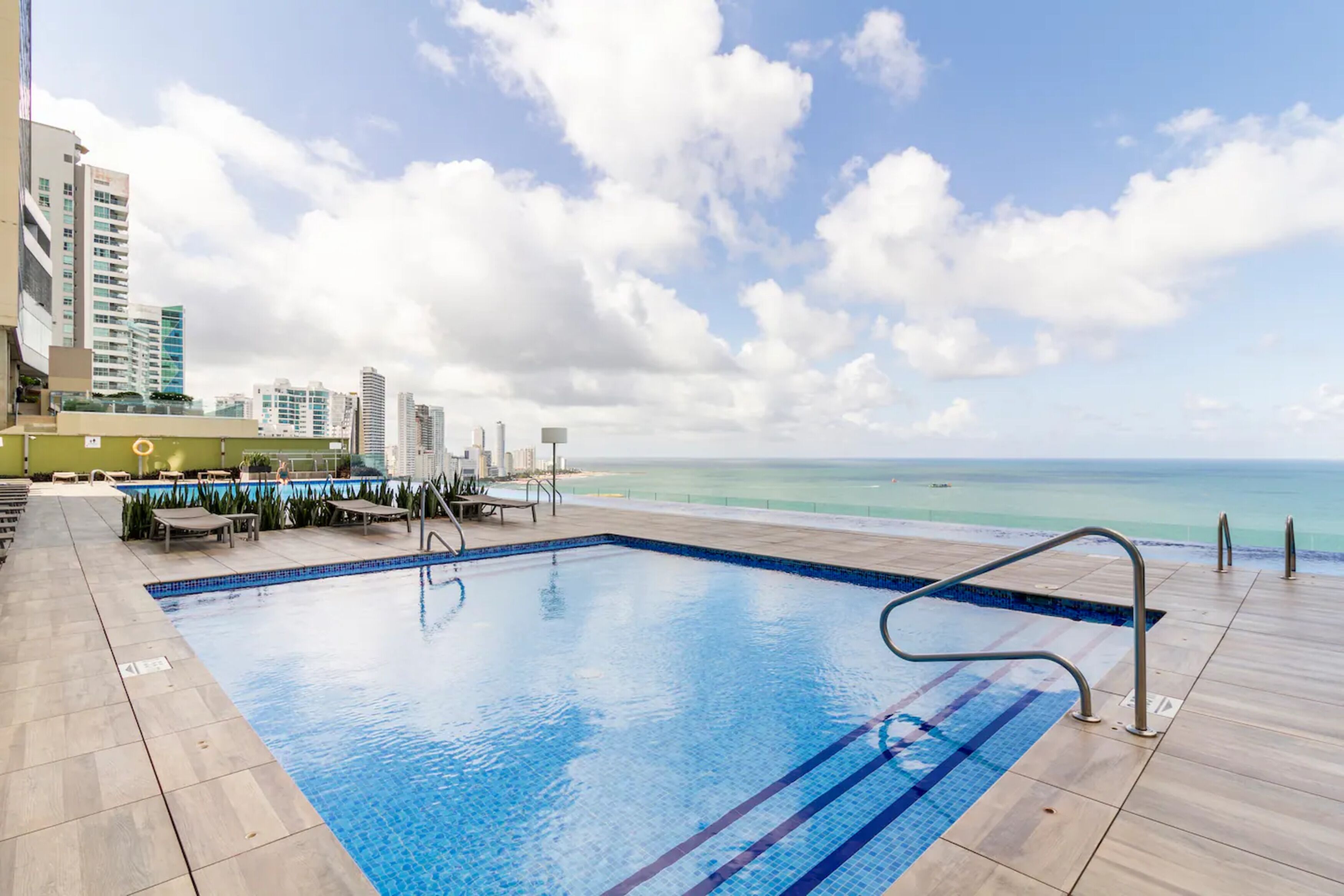 Una piscina con vista sull'oceano e sullo skyline della città.