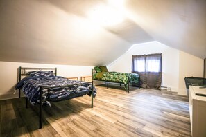 3 bedrooms, desk, free WiFi, bed sheets
