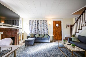 Living area - Welcome to our inviting Northside retreat! Immerse yourself in history (Pittsburgh)
