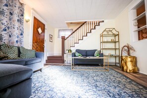 Living area - Welcome to our inviting Northside retreat! Immerse yourself in history (Pittsburgh)