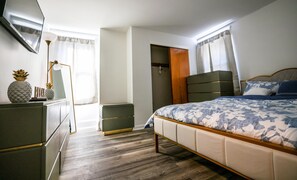 Room - Welcome to our inviting Northside retreat! Immerse yourself in history (Pittsburgh)