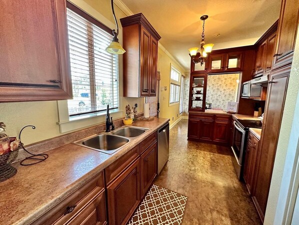 Kylskåp, mikrovågsugn, ugn och spishäll