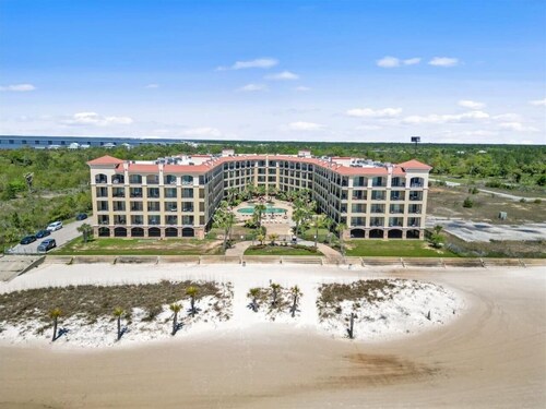 #631 Beautiful poolside Condo perfect for a family getaway