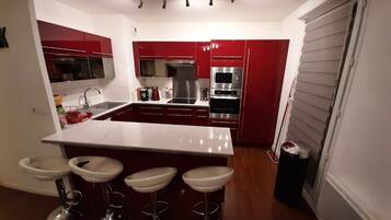 Microonde, forno, piano cottura, lavastoviglie