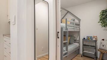 3 habitaciones, escritorio, tabla de planchar con plancha y wifi