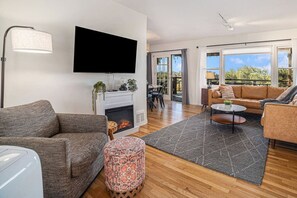TV, fireplace - 3BR | Canyon Views, Deck, Fast Wi-Fi, Smart TVs (Bonita)