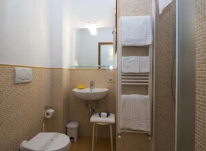 Sèche-cheveux, serviettes fournies