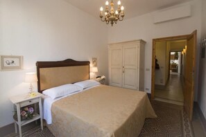 2 bedrooms, desk, iron/ironing board, free WiFi - Dimora Pieri - Ginori Apartment, historic building in the old center with elevator and terrace/balcony (Firenze)