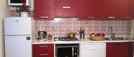 Refrigerador, microondas, placa de cocina, lavavajillas