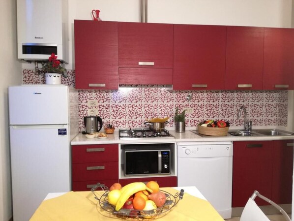 Kühlschrank, Mikrowelle, Herdplatte, Geschirrspüler