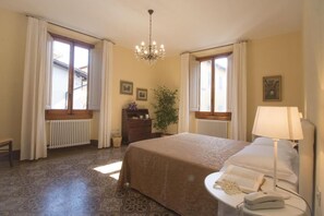 3 bedrooms, desk, iron/ironing board, free WiFi - Dimora Pieri - Appartamento Medici, historic building  in the old center with elevator (Firenze)
