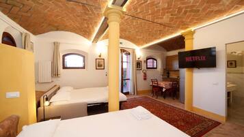 7 Schlafzimmer, Bügeleisen/Bügelbrett, WLAN