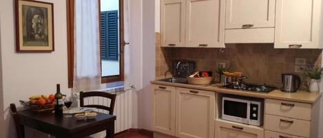 Refrigerador, microondas, placa de cocina, cafetera/tetera