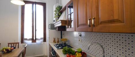 冷蔵庫、電子レンジ、オーブン、コンロ