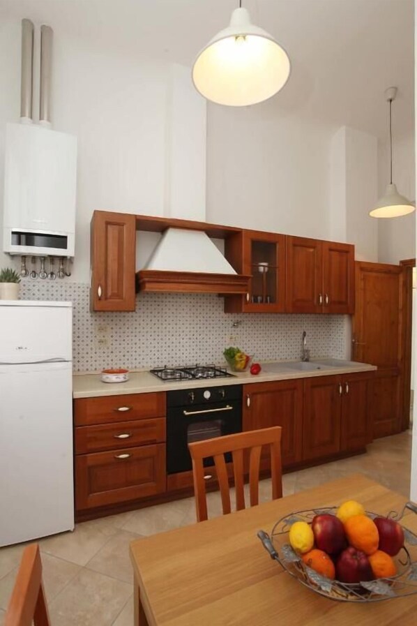 Réfrigérateur, four à micro-ondes, un four, surface de cuisson