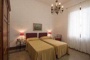 2 chambres, bureau, fer et planche à repasser, accès au Wi-Fi (inclus)