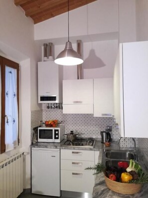 Refrigerador, microondas, parrilla de estufa y cafetera y tetera 