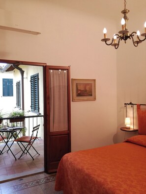 1 habitación, escritorio, tabla de planchar con plancha y wifi gratis