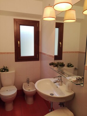 Secador de pelo, toallas