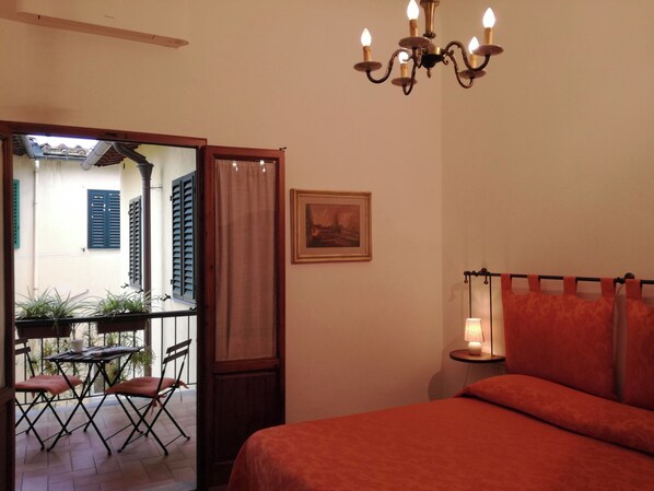 1 habitación, escritorio, tabla de planchar con plancha y wifi gratis