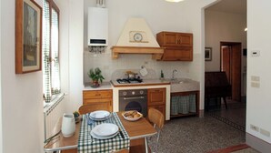 Kaffetrakter/tekoker, kjøleskap, mikrobølgeovn og ovn