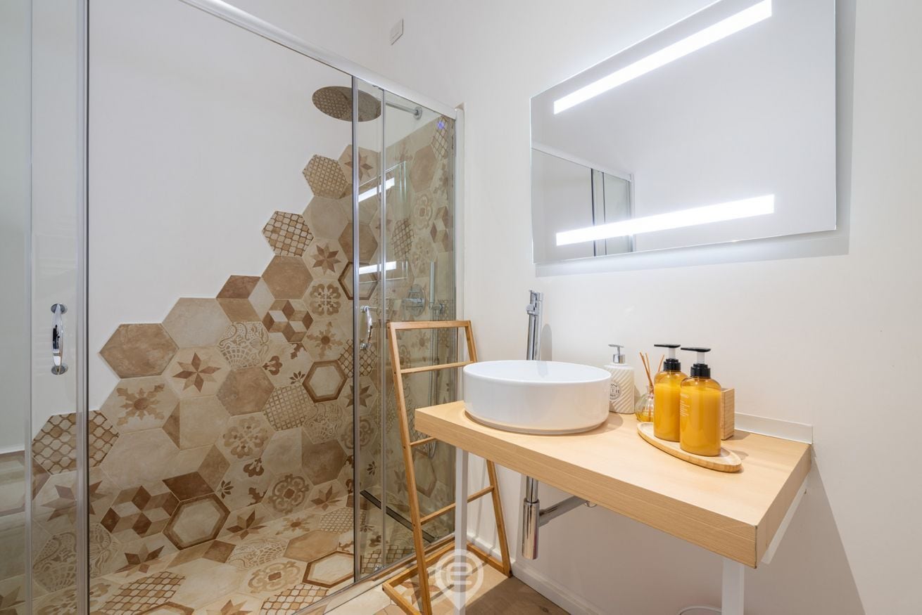 Douche, sèche-cheveux, bidet, serviettes fournies