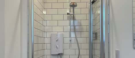 Douche, séchoir à cheveux, serviettes fournies, savon