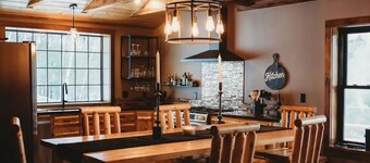 Luxury cabin on private drive. Fall foliage at its finest, waterfront access. 